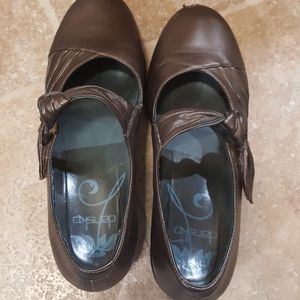 Bronze dansko clohs with knotted bow detail